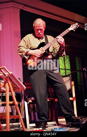 John Abercrombie, John Laird Abercrombie, nato il 16 dicembre 1944 Port Chester, New York, U.S.defunto il 22 agosto 2017 Cortlandt Manor, New York, Jazz, Jazz Fusion, Free jazz, musicista, compositore, strumento(i) chitarra, anni attivi 1969–2017,ECM, John Laird Abercrombie John Laird Abercrombie (16 dicembre 1944 – 22 agosto 2017) è stato un Foto Stock