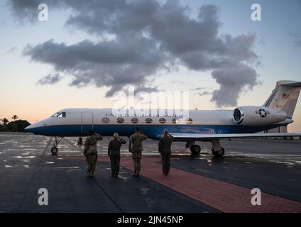 United States Pacific Air Forces e 15th Wing Command Teams danno il benvenuto al Joint base Pearl Harbor-Hickam, Hawaii, 4 agosto 2022 al Capo dello staff dell'Air Force Gen. CQ Brown, Jr. Durante la visita, Brown ha imparato come l'ala 15th abilita, impiega e proietta il potere di combattimento in tutto il teatro Indo-Pacific. (STATI UNITI Air Force foto di staff Sgt. Alan Ricker) Foto Stock