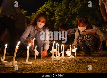 Chiang mai, Thailandia, 08/08/2022, attivisti accendi le candele durante l'anniversario della '8888 rivolta' alla porta di Tha Phae a Chiang mai. Il 8th agosto Myanmar ha commemorato il 34th anniversario della "rivolta del 8888", nota anche come rivolta del potere popolare, Che ha raggiunto il picco il 08 agosto 1988, è stata una serie di manifestazioni, marce e proteste a livello nazionale che hanno iniziato come movimento studentesco a Yangon prima di diffondersi nel resto del paese. Le manifestazioni sono state tenute contro il regime del Partito del programma socialista birmano (BSPP), uno Stato monopartitico guidato dal generale NE Win. Foto Stock