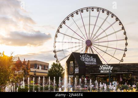 L'isola di Pigeon Forge offre negozi, aziende vinicole, distillerie e giostre per tutte le età. Foto Stock