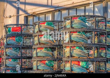 Trappole che tagliano con galleggianti e salti all'interno di San Francisco, California. Accatastato di trappole granchio con reti vicino alla finestra panata di un edificio al b Foto Stock