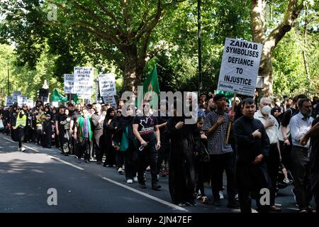 Londra, Regno Unito, 8th agosto, 2022. i musulmani sciiti commemorano il nipote del profeta Muhammed, il martirio di Huseyn ibn Ali (Imam Hussain) in una processione annuale di Ashura che si svolge nella capitale dal 1989. Imam Hussain è stato ucciso durante la battaglia di Kabala, in Iraq nel 680AD ed è un importante luogo di pellegrinaggio che attrae milioni di adoratori. Il giorno di Ashura cade il decimo giorno di Muharram, il primo mese del calendario islamico ed è un periodo di lutto per gli sciiti segnato dall'uso di nero, battimento del petto e rievocazioni. Credit: Undicesima ora Fotografia/Alamy Live News Foto Stock