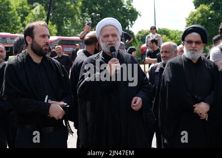 Londra, Regno Unito, 8th agosto, 2022. i musulmani sciiti commemorano il nipote del profeta Muhammed, il martirio di Huseyn ibn Ali (Imam Hussain) in una processione annuale di Ashura che si svolge nella capitale dal 1989. Imam Hussain è stato ucciso durante la battaglia di Kabala, in Iraq nel 680AD ed è un importante luogo di pellegrinaggio che attrae milioni di adoratori. Il giorno di Ashura cade il decimo giorno di Muharram, il primo mese del calendario islamico ed è un periodo di lutto per gli sciiti segnato dall'uso di nero, battimento del petto e rievocazioni. Credit: Undicesima ora Fotografia/Alamy Live News Foto Stock