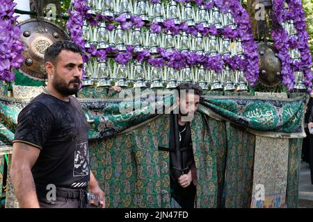 Londra, Regno Unito, 8th agosto, 2022. i musulmani sciiti commemorano il nipote del profeta Muhammed, il martirio di Huseyn ibn Ali (Imam Hussain) in una processione annuale di Ashura che si svolge nella capitale dal 1989. Imam Hussain è stato ucciso durante la battaglia di Kabala, in Iraq nel 680AD ed è un importante luogo di pellegrinaggio che attrae milioni di adoratori. Il giorno di Ashura cade il decimo giorno di Muharram, il primo mese del calendario islamico ed è un periodo di lutto per gli sciiti segnato dall'uso di nero, battimento del petto e rievocazioni. Credit: Undicesima ora Fotografia/Alamy Live News Foto Stock