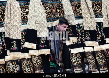 Londra, Regno Unito, 8th agosto, 2022. i musulmani sciiti commemorano il nipote del profeta Muhammed, il martirio di Huseyn ibn Ali (Imam Hussain) in una processione annuale di Ashura che si svolge nella capitale dal 1989. Imam Hussain è stato ucciso durante la battaglia di Kabala, in Iraq nel 680AD ed è un importante luogo di pellegrinaggio che attrae milioni di adoratori. Il giorno di Ashura cade il decimo giorno di Muharram, il primo mese del calendario islamico ed è un periodo di lutto per gli sciiti segnato dall'uso di nero, battimento del petto e rievocazioni. Credit: Undicesima ora Fotografia/Alamy Live News Foto Stock