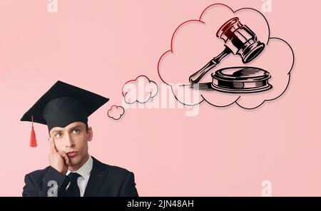 Studente di laurea maschile che sogna la carriera di giudice su sfondo rosa Foto Stock