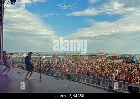 Tarragona, Spagna. 07th ago 2022. Vista generale del pubblico dal backstage durante l'esecuzione della band 'Doctor Prats' al Festival 2022 sulla spiaggia di Sant Salvador a Vendrell. La band catalana Doctor Prats si è esibita al Festival 2022 di Vendrell prima di oltre 3000 persone Doctor Prats è una band di musicisti e cantanti che cantano in catalano ed è stata creata nel 2014 a Terrasa (Barcellona). Il loro genere musicale è vario e varia da Ska, Reggae e Funk alla musica elettronica. (Foto di Ramon Costa/SOPA Images/Sipa USA) Credit: Sipa USA/Alamy Live News Foto Stock
