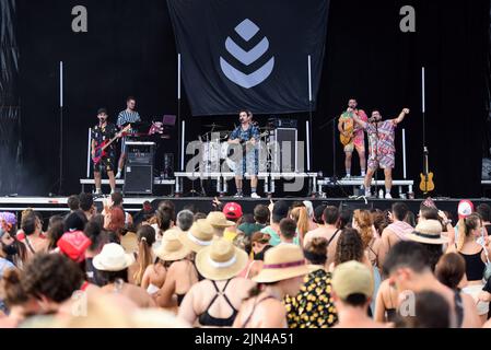 Tarragona, Spagna. 07th ago 2022. Vista generale del pubblico e del palco durante lo spettacolo della band 'Doctor Prats' al Festival 2022 sulla spiaggia di Sant Salvador a Vendrell. La band catalana Doctor Prats si è esibita al Festival 2022 di Vendrell prima di oltre 3000 persone Doctor Prats è una band di musicisti e cantanti che cantano in catalano ed è stata creata nel 2014 a Terrasa (Barcellona). Il loro genere musicale è vario e varia da Ska, Reggae e Funk alla musica elettronica. (Foto di Ramon Costa/SOPA Images/Sipa USA) Credit: Sipa USA/Alamy Live News Foto Stock