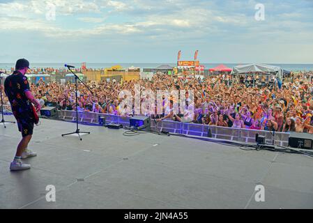 Tarragona, Spagna. 07th ago 2022. Vista generale del pubblico dal retro durante lo spettacolo della band 'Doctor Prats' al Festival 2022 sulla spiaggia di Sant Salvador a Vendrell. La band catalana Doctor Prats si è esibita al Festival 2022 di Vendrell prima di oltre 3000 persone Doctor Prats è una band di musicisti e cantanti che cantano in catalano ed è stata creata nel 2014 a Terrasa (Barcellona). Il loro genere musicale è vario e varia da Ska, Reggae e Funk alla musica elettronica. (Foto di Ramon Costa/SOPA Images/Sipa USA) Credit: Sipa USA/Alamy Live News Foto Stock