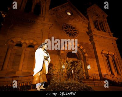 Statua di ''St.. Kateri Tekakwithoa'' di Estella Loretto alla Basilica Cattedrale di San Francesco d'Assisi di notte, Santa Fe, New Mexico, USA Foto Stock