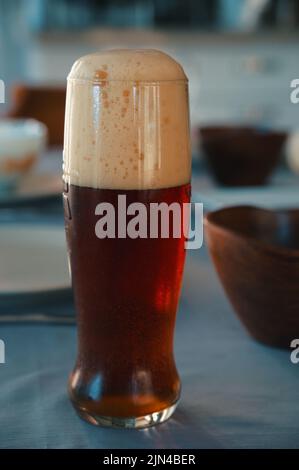 Primo piano di un bicchiere di birra scura Foto Stock