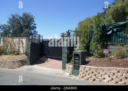 Beverly Hills, California, USA 6th agosto 2022 attrice Greta Garbo, attrice Candice Bergen e musicista Johnny Rivers ex casa/casa a 9091 Alto Cedro Drive il 6 agosto 2022 a Beverly Hills, California, USA. Foto di Barry King/Alamy Stock Foto Foto Stock