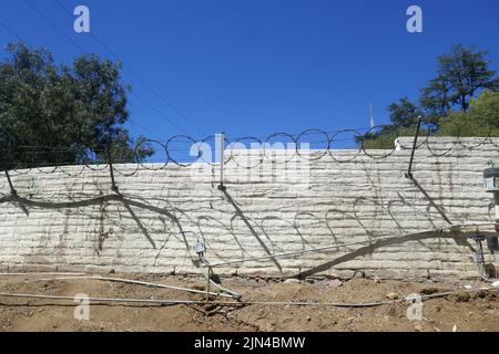 Beverly Hills, California, USA 6th agosto 2022 attrice Greta Garbo, attrice Candice Bergen e musicista Johnny Rivers ex casa/casa a 9091 Alto Cedro Drive il 6 agosto 2022 a Beverly Hills, California, USA. Foto di Barry King/Alamy Stock Foto Foto Stock