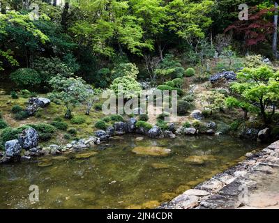 Kochi, Giappone - 6 aprile 2018: Tradizionale giardino giapponese sul terreno di Chikurinji, tempio numero 31 di pellegrinaggio Shikoku Foto Stock