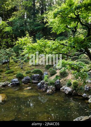 Kochi, Giappone - 6 aprile 2018: Tradizionale giardino giapponese sul terreno di Chikurinji, tempio numero 31 di pellegrinaggio Shikoku Foto Stock