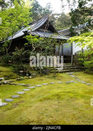 Kochi, Giappone - 6 aprile 2018: Tradizionale giardino giapponese sul terreno di Chikurinji, tempio numero 31 di pellegrinaggio Shikoku Foto Stock