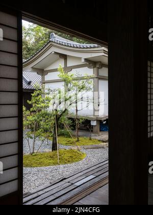 Kochi, Giappone - 6 aprile 2018: Tradizionale giardino giapponese sul terreno di Chikurinji, tempio numero 31 di pellegrinaggio Shikoku Foto Stock