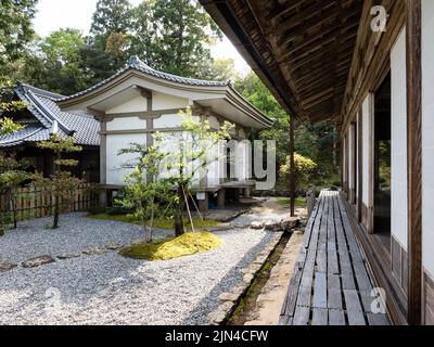 Kochi, Giappone - 6 aprile 2018: Tradizionale giardino giapponese sul terreno di Chikurinji, tempio numero 31 di pellegrinaggio Shikoku Foto Stock