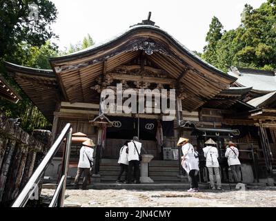 Kochi, Giappone - 7 aprile 2018: O-henro pellegrini a Kiyotakiji, tempio numero 35 di pellegrinaggio Shikoku Foto Stock