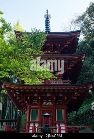 Tosa, Prefettura di Kochi, Giappone - 7 aprile 2018: Pagoda rossa a Shoryuji, tempio numero 36 del pellegrinaggio di Shikoku Foto Stock