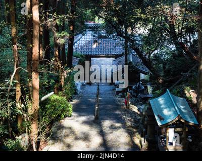 Tosa, Prefettura di Kochi, Giappone - 7 aprile 2018: La porta di Shoryuji, tempio numero 36 del pellegrinaggio di Shikoku Foto Stock