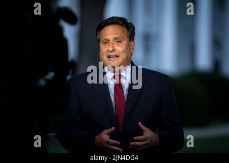 Ron Klain, capo dello staff della Casa Bianca, parla durante un'intervista televisiva sul North Lawn della Casa Bianca a Washington, DC, USA, lunedì 8 agosto, 2022. Il Presidente DEGLI STATI UNITI Joe Biden ha ripreso il viaggio ufficiale oggi per la prima volta dal suo but con Covid-19, viaggiando in Kentucky per dimostrare il sostegno federale per la ripresa dello stato dalle inondazioni storiche e per consolare i sopravvissuti della devastazione. Foto di al Drago/Pool/ABACAPRESS.COM Foto Stock