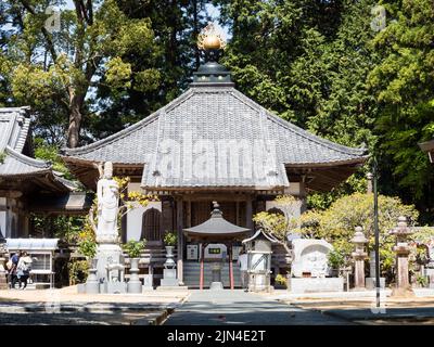 Uwajima, prefettura di Ehime, Giappone - 9 aprile 2018: Sala principale di Butsumokuji, tempio numero 42 del pellegrinaggio di Shikoku Foto Stock