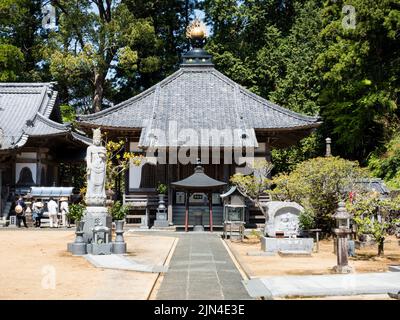 Uwajima, prefettura di Ehime, Giappone - 9 aprile 2018: Sala principale di Butsumokuji, tempio numero 42 del pellegrinaggio di Shikoku Foto Stock