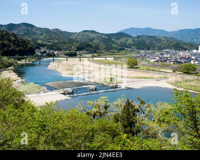 Vista del fiume Hijikawa e della città di Ozu dalla cima del castello di Ozu - prefettura di Ehime, Giappone Foto Stock