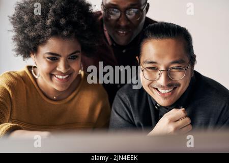 Iniziamo così: Un gruppo di giovani uomini d'affari seduti e che lavorano insieme in ufficio durante il giorno. Foto Stock