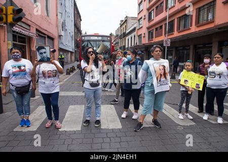 Città del Messico, CDMX, Messico. 8th ago 2022. Il collettivo Hasta contrarles (fino a trovarli) CDMX ha chiuso simbolicamente la Commissione esecutiva per l'attenzione alle vittime di Città del Messico (CEAVI per il suo acronimo in spagnolo). Hanno denunciato omissioni e negligenze da parte di detta istituzione di fronte alla richiesta di attenzione da parte delle famiglie di persone scomparse, in particolare Herminia Valverde Morales, che è attualmente ricoverata ed è la madre di Mariela Vanessa Valverde, mancante dal 27 aprile 2018. Credit: ZUMA Press, Inc./Alamy Live News Foto Stock