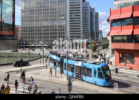 Stoccolma, Svezia - 29 luglio 2022: Vista ad alto angolo di un tram blu CAF in servizio per i mezzi pubblici SL sulla linea 7 in piazza Sergels Torg. Foto Stock