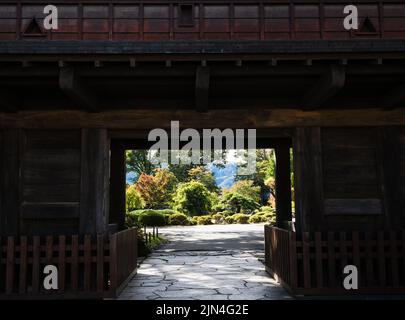 Porta di legno dello storico castello di Takashima a Suwa - prefettura di Nagano, Giappone Foto Stock