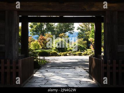 Porta di legno dello storico castello di Takashima a Suwa - prefettura di Nagano, Giappone Foto Stock