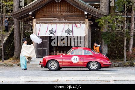 Chino, Prefettura di Nagano, Giappone - 22 ottobre 2017: Il sacerdote Shintozzo benedice un'auto a Suwa Taisha Kamisha Honmiya durante il Peninsula Tokyo Rally Nippo Foto Stock