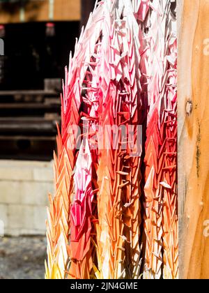 Origami gru di carta sul terreno di Suwa Taisha Shimosha Akimiya, uno dei quattro santuari nel complesso del Grande Santuario di Suwa - prefettura di Nagano, Giappone Foto Stock