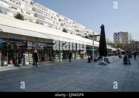 Londra, Regno Unito - 21 marzo 2022: Gli amanti dello shopping passeggiano lungo il Brunswick Shopping Centre a Bloomsbury, nel centro di Londra. Progettato in uno stile brutalista da t Foto Stock