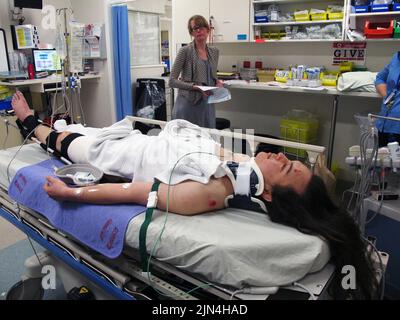 Il giovane con il femore rotto a causa di un incidente ciclistico riceve assistenza nel reparto di emergenza e di incidente del Royal Hobart Hospital (rilascio disponibile dalla vittima se necessario) Foto Stock