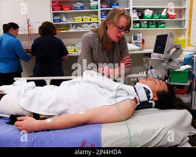 Il giovane con il femore rotto a causa di un incidente ciclistico riceve assistenza nel reparto di emergenza e di incidente del Royal Hobart Hospital (rilascio disponibile dalla vittima se necessario) Foto Stock