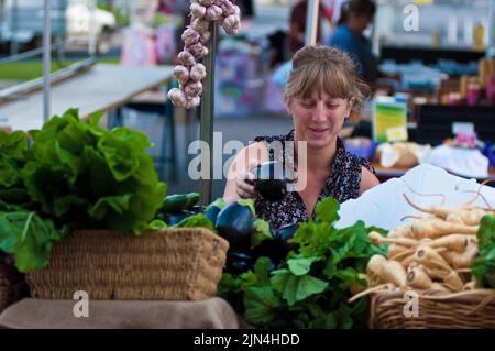 Stalla che ha esposto i loro prodotti al mercato di Salamanca, Hobart, Tasmania, Australia Foto Stock