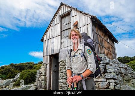 Giovani Parchi e servizi di fauna selvatica ranger responsabile per la manutenzione della capanna al Kitchen Hut sulla pista di Overland vicino a Cradle Mountain, Tasmania Foto Stock