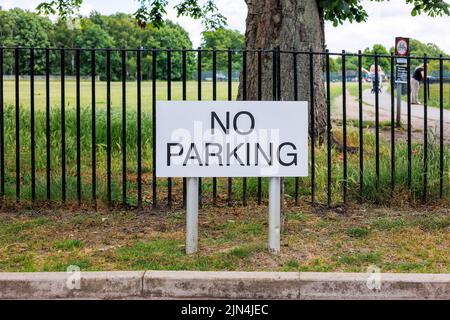 Nessun cartello di parcheggio all'esterno di un parco pubblico nel Regno Unito Foto Stock