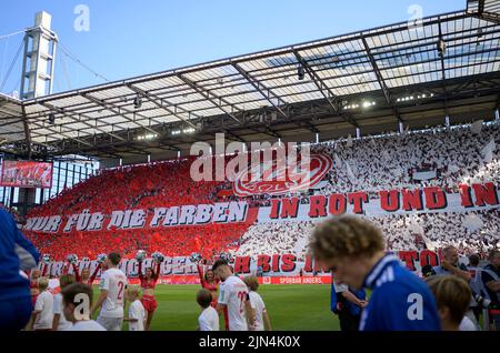 Koeln/ Germania. 7th agosto 2022, caratteristica, coreografia dei tifosi di K prima della partita, fan curve, solo per i colori in rosso Soccer 1st Bundesliga, 1st matchday, FC Cologne (K) - FC Schalke 04 (GE) 3: 1, il 7th agosto 2022 a Colonia/Germania. Le normative #DFL vietano l'uso di fotografie come sequenze di immagini e/o quasi-video # © Foto Stock