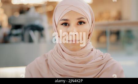 Webcam view giovane arabo musulmana donna in hijab parla guardando fotocamera sorridente ragazza parlando di cam lavoro intervista imprenditore donna spiegare termini Foto Stock