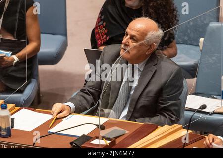 New York, Stati Uniti. 08th ago 2022. Riyad H. Mansour, Rappresentante permanente di Stato della Palestina presso le Nazioni Unite, partecipa alla riunione del Consiglio di sicurezza sulla situazione in Medio Oriente, compresa la questione palestinese presso la sede delle Nazioni Unite a New York il 8 agosto 2022. (Foto di Lev Radin/Sipa USA) Credit: Sipa USA/Alamy Live News Foto Stock