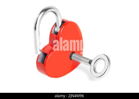 Lucchetto rosso a forma di cuore aperto con chiave in argento isolata su sfondo bianco. Concetto di sicurezza. Foto Stock