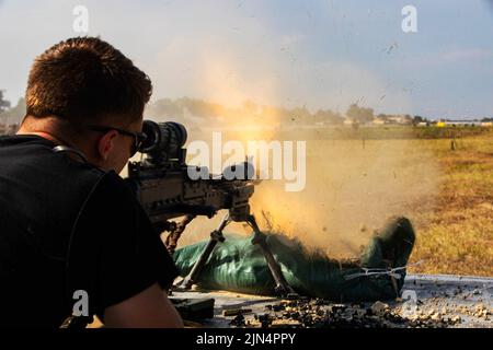 Mihail Kogalniceanu, Romania. 30th luglio 2022. Un soldato assegnato al 2nd Brigade Combat Team 'TRIKE', 101st Airborne Division (Air Assault), spara in bianco round da un M240 durante una manifestazione Air Assault il 30th luglio 2022, a Mihail Kogalniceanu, Romania. 101st unità sosterranno la missione del V corpo per rafforzare il fianco orientale della NATO e impegnarsi in esercizi multinazionali con partner di tutto il continente europeo per rassicurare gli alleati delle nostre Nazioni. Credit: U.S. Army/ZUMA Press Wire Service/ZUMAPRESS.com/Alamy Live News Foto Stock