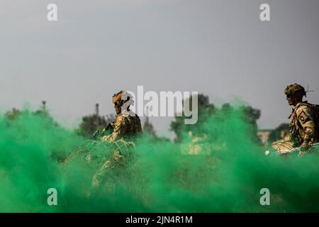 Mihail Kogalniceanu, Romania. 30th luglio 2022. Due soldati assegnati al 2nd Brigade Combat Team STRIKE 101st Airborne Division (Air Assault), si muovono verso il loro obiettivo durante un assalto per una dimostrazione di G An Air Assault il 30 luglio 2022, a Mihail Kogalniceanu, Romania. 101st unità sosterranno la missione del V corpo per rafforzare il fianco orientale della NATO e impegnarsi in esercizi multinazionali con partner di tutto il continente europeo per rassicurare gli alleati delle nostre Nazioni. Credit: U.S. Army/ZUMA Press Wire Service/ZUMAPRESS.com/Alamy Live News Foto Stock