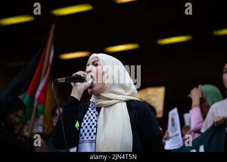 New York, Stati Uniti. 08th ago 2022. Il manifestante parla a un raduno. Centinaia di manifestanti sono scesi per le strade di New York City per le tribune di New York con la protesta di Gaza per denunciare gli ultimi attacchi di Israele a Gaza. I manifestanti si sono riuniti presso l’edificio “amici dell’IDF”, hanno marciato attraverso il Grand Central e sono proseguiti verso le Nazioni Unite. Credit: SOPA Images Limited/Alamy Live News Foto Stock