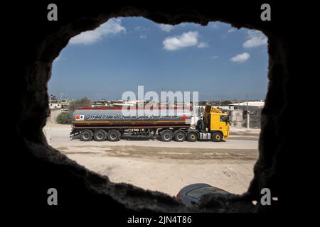 Gaza, Palestina. 08th ago 2022. Un camion carburante entra nella centrale elettrica attraverso l'attraversamento di Kerem Shalom con Israele a Rafah nella striscia meridionale di Gaza, in mezzo al cessate il fuoco tra Israele e Gaza. Credit: SOPA Images Limited/Alamy Live News Foto Stock